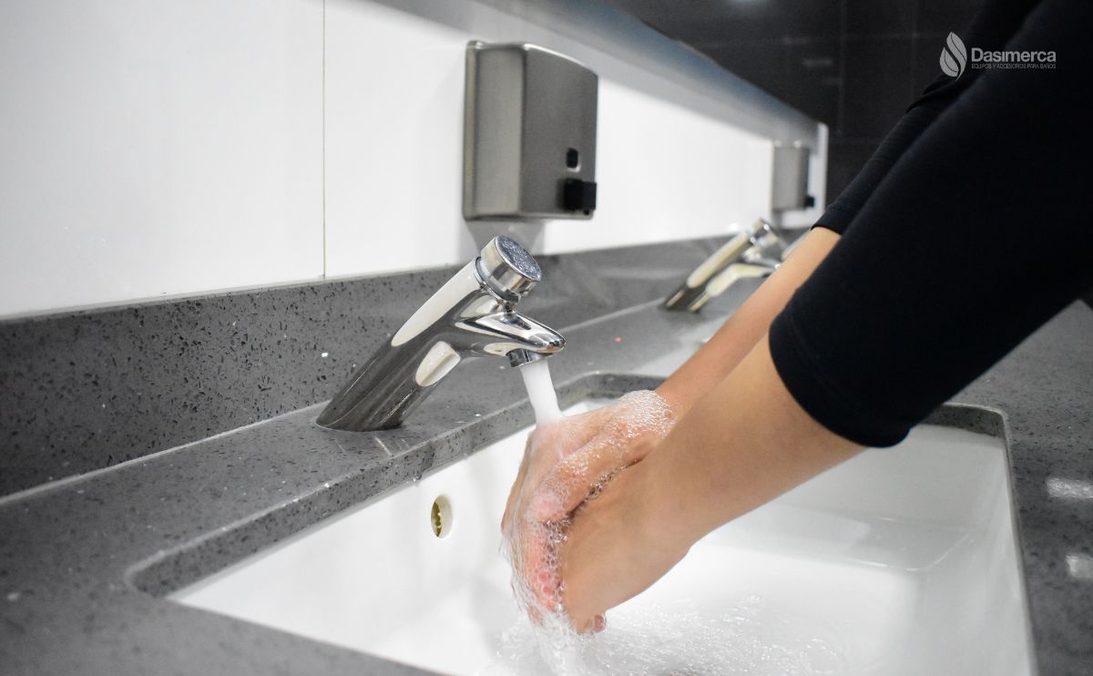 Grifería push bottom o de cierre automático marca Docol en un baño de uso público.