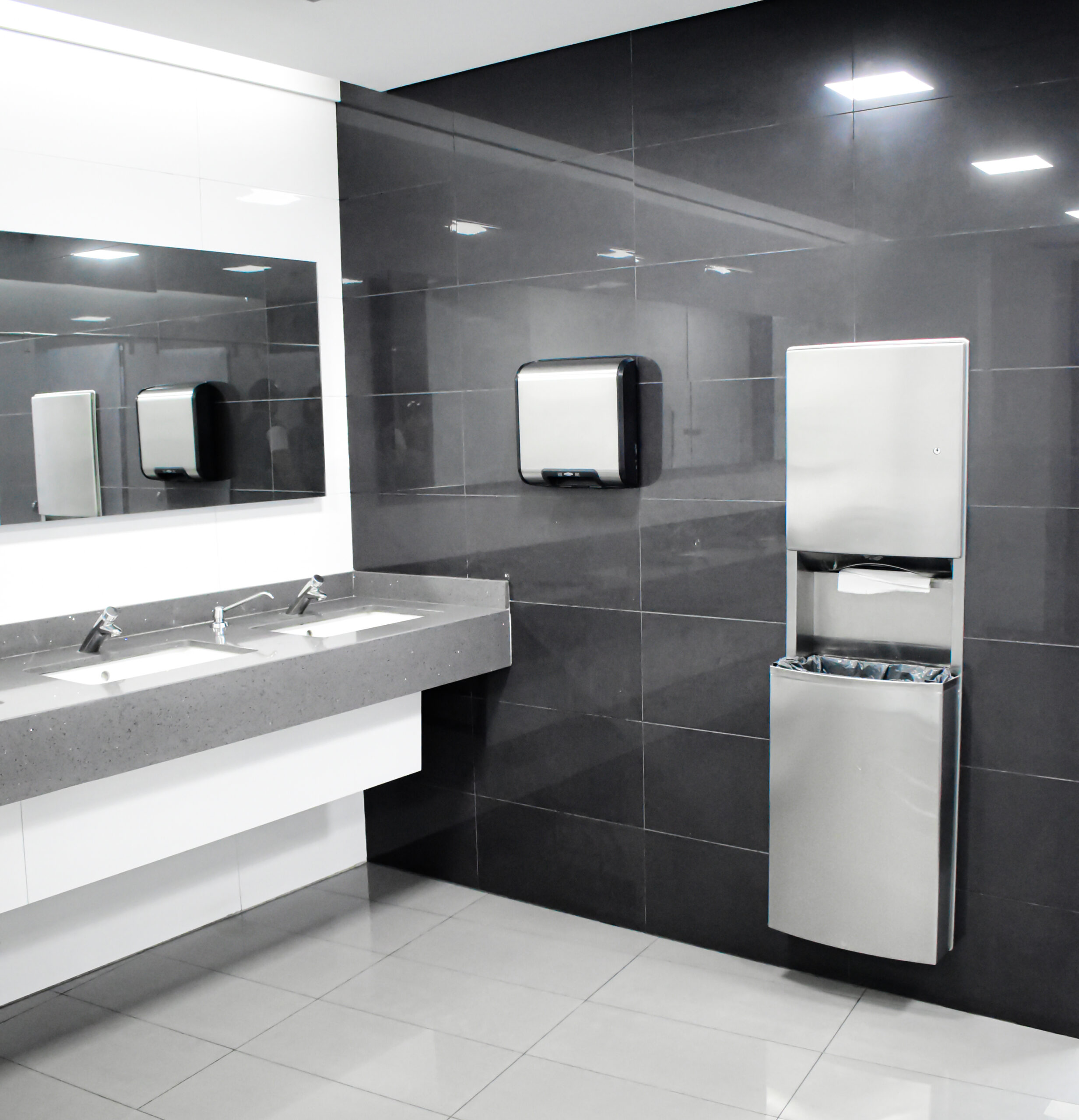 baño publico equipado con productos de alta calidad